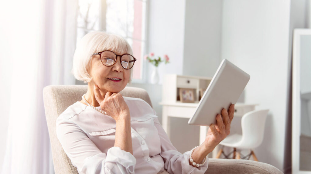 Signora con le lenti di massimo comfort per il digitale