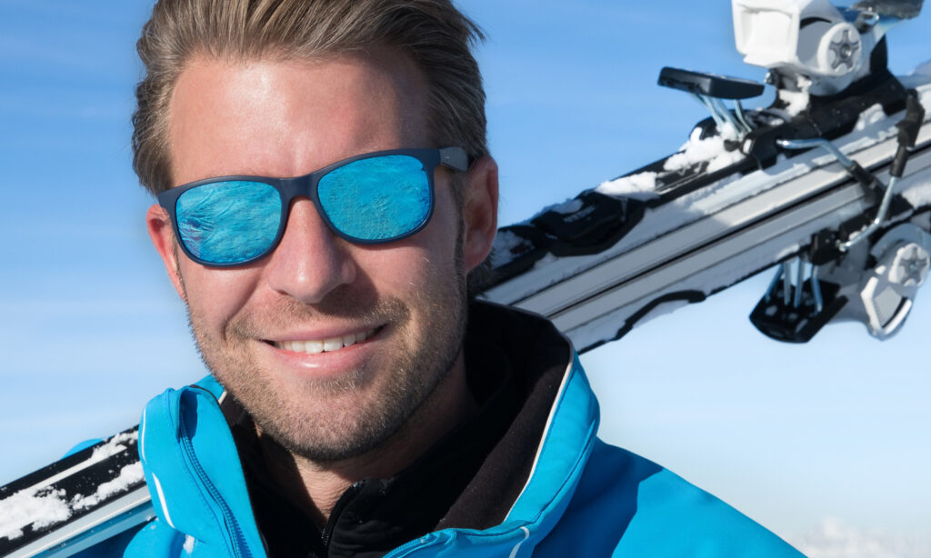 Ragazzo con lenti solari per sportivi, perfette anche in montagna