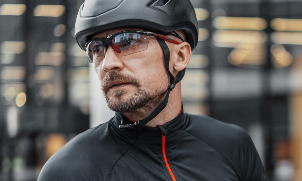 Uomo con le lenti per ciclisti