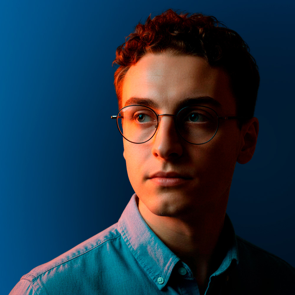 ragazzo con occhiali su sfondo blu