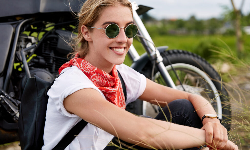 Ragazza con bandana e occhiali da sole