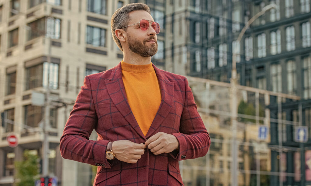 Ragazzo elegante che indossa gli occhiali con lenti colorate